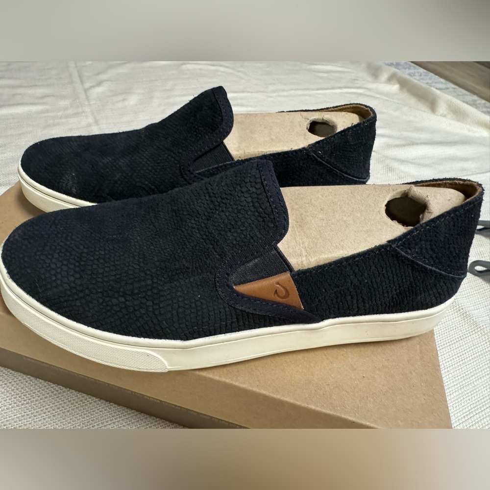 Olukai Textured Suede Loafer, Black, 7 Wide, With Box